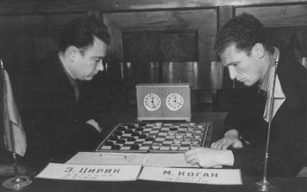 На снимке - справа - Марат Коган - победитель Первого международного турнира по стоклеточным шашкам в СССР, Москва, 1956 год 