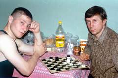 № 14. На досуге. Рим Ишметов и Андрей Напреенков играют в 
столбовые шашки.